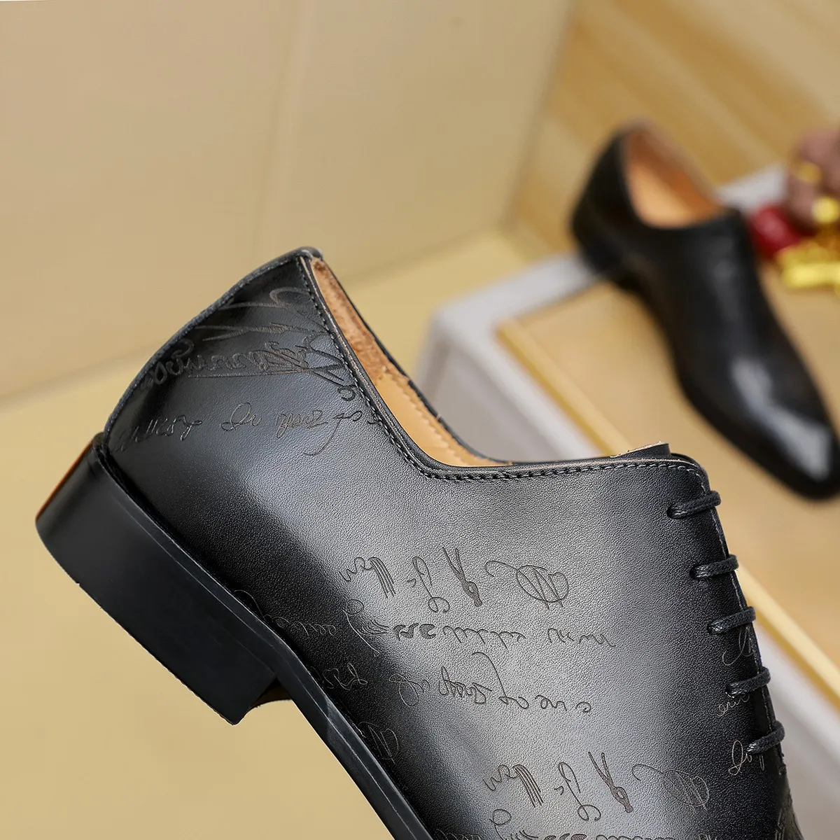 Men's shoes 💰620 💰 Louis Vuitton LV ® Autumn and Winter 🆕 models 🔛Full shoe counter First layer cowhide, 🐂leather lined casual shoes for men, super soft outsole, essential for driving. Counter synchronized original first layer cowhide completely 1:1 mold customization 🌹Top version, 2 colors available! Number: 38-45 (37.46. Customized)